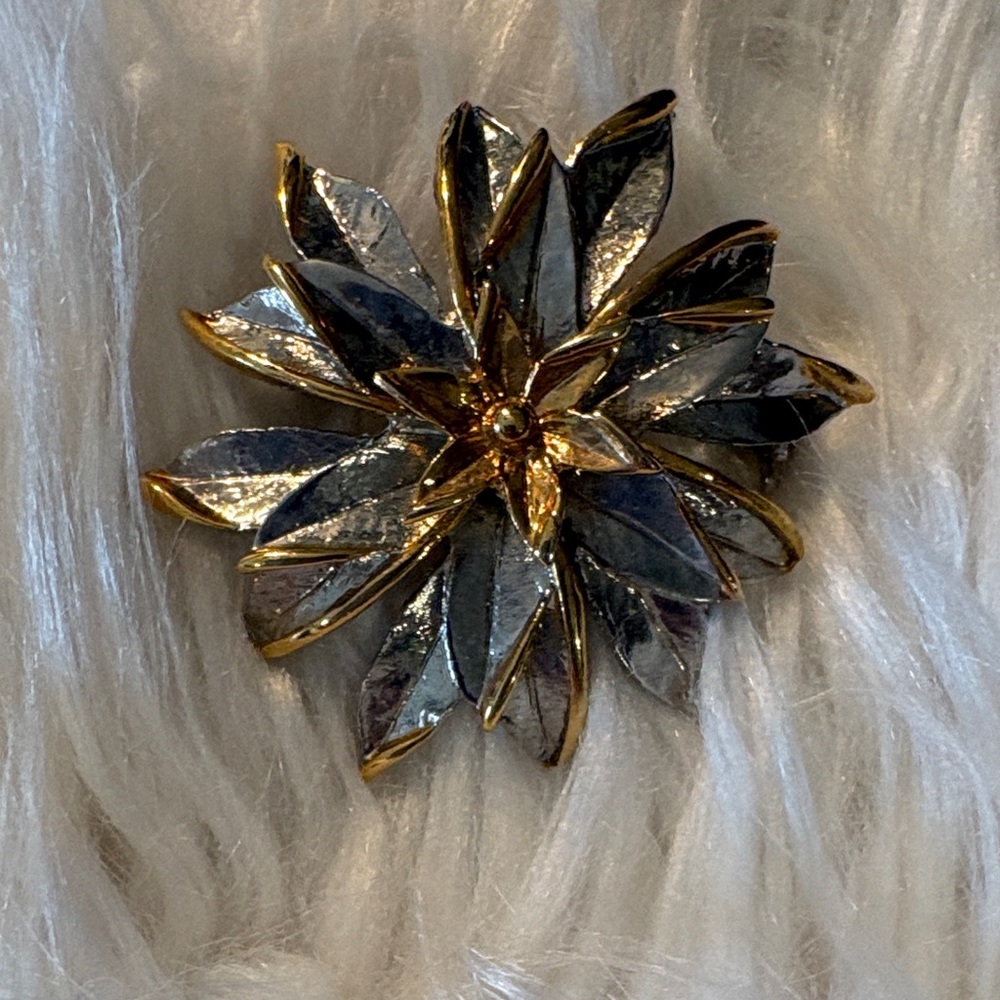 Elegant Gold and Silver Flower Brooch - Picture 3 of 7